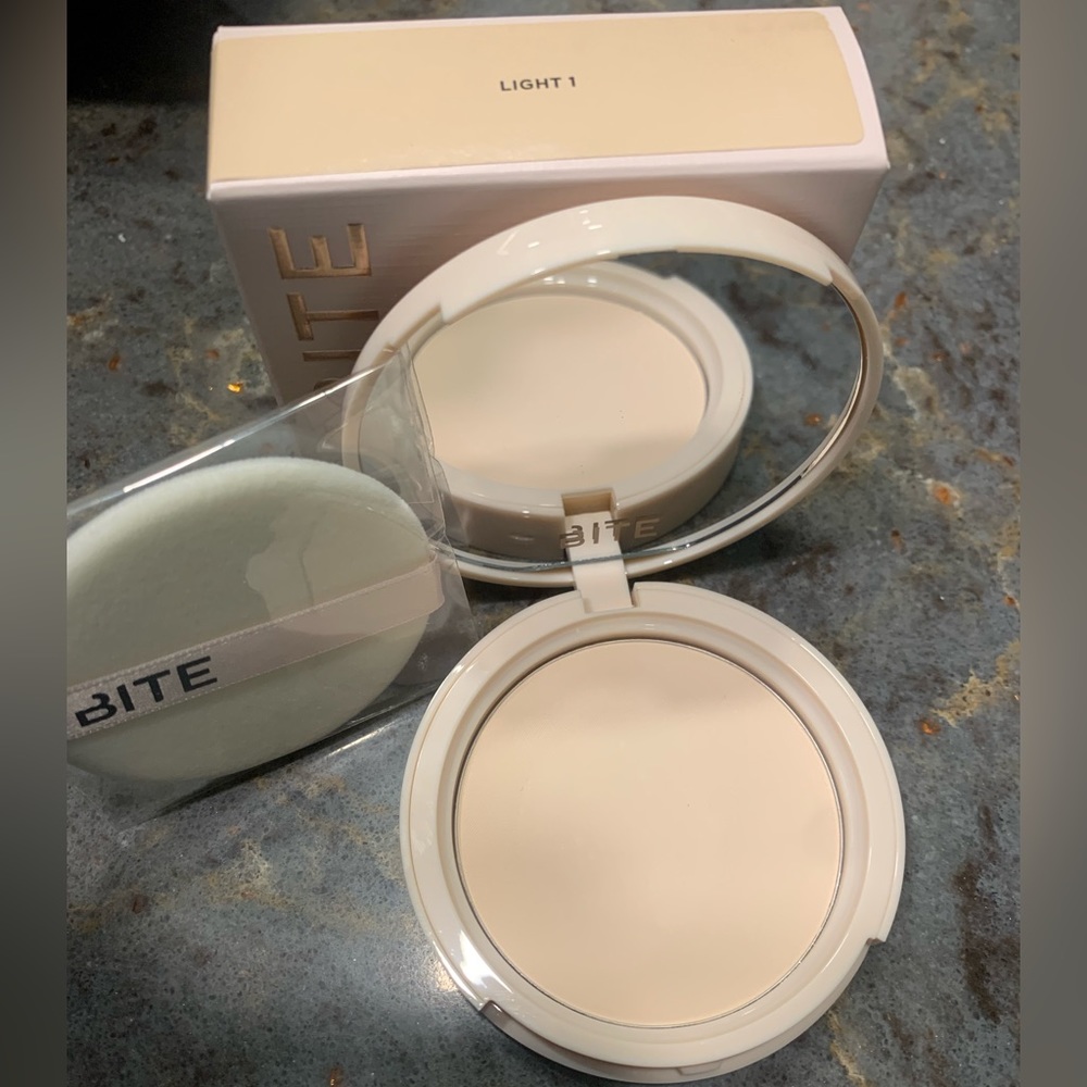 Bite Beauty Changemaker Flexible Coverage Pressed Powder Light 1
